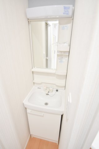 洗面設備　人気の独立洗面所にはうれしいシャンプードレッサー完備です。
