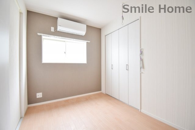 居室・リビング　エアコン付きのお部屋です