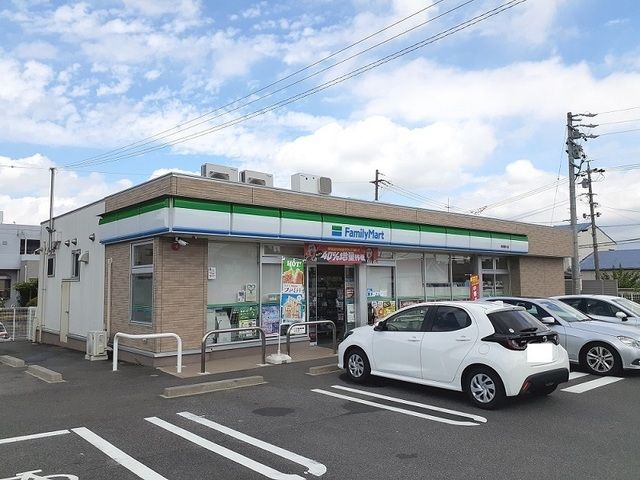 コンビニ　ファミリーマート（コンビニ）まで650m