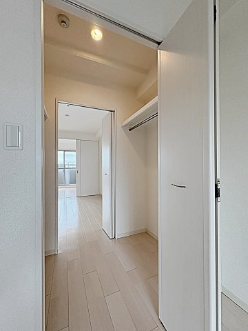収納　ウォークスルークローゼット