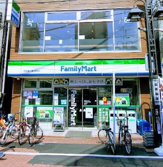 コンビニ　ファミリーマート（コンビニ）まで484m
