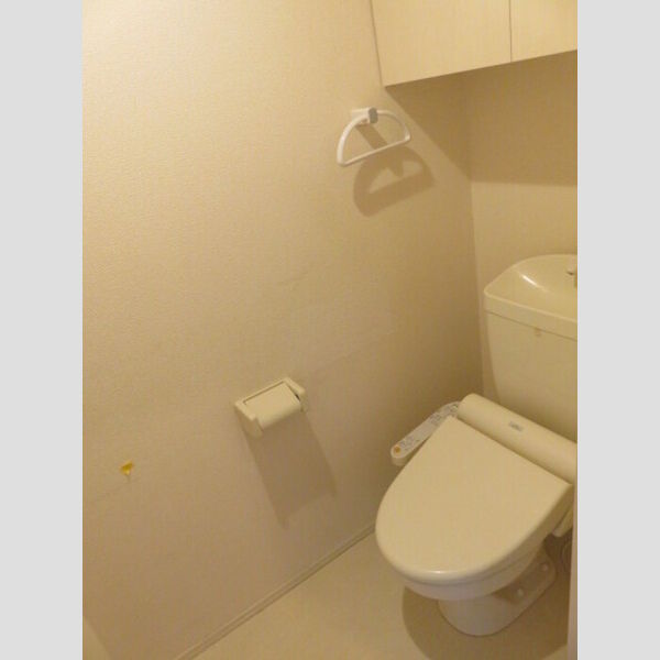 トイレ　落ち着いた色調のトイレです