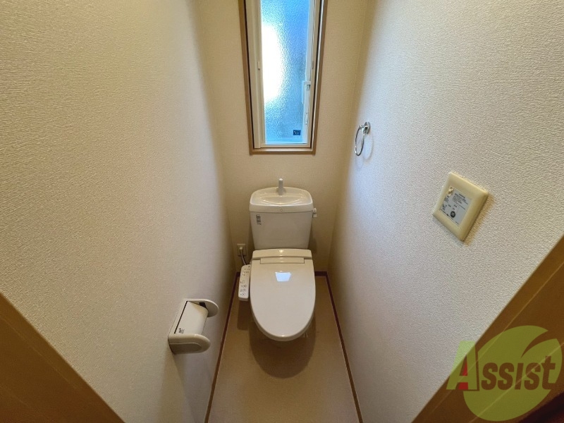 トイレ　トレイには小窓が付いており明るい印象でした。