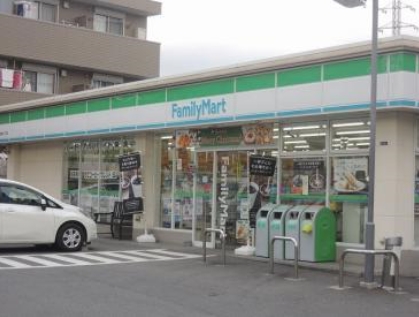 コンビニ　ファミリーマート ニック北加瀬三丁目店（コンビニ）まで27m