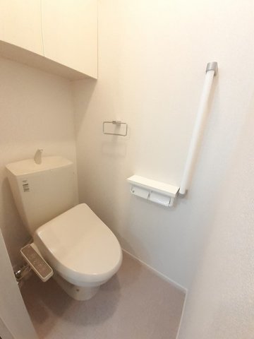 トイレ　落ち着いた色調のトイレです