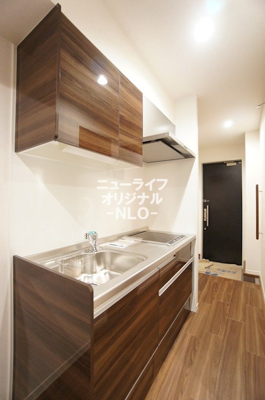 キッチン　機能性だけでなく、デザイン性にも優れたシステムキッチン【３口
