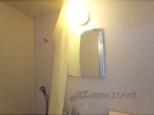 洗面設備　鏡までついています