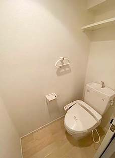 トイレ　★トイレ上部、収納スペースあり★