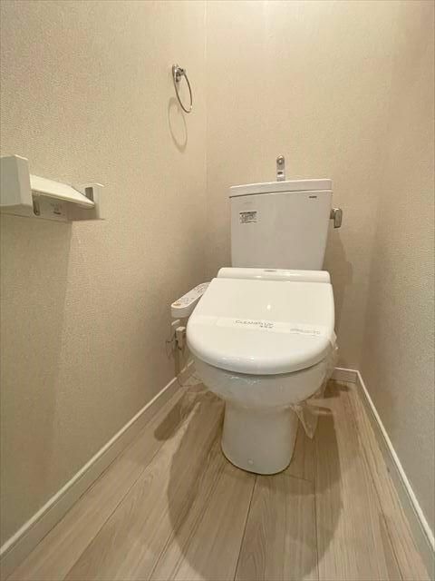 トイレ　白基調で清潔感のあるトイレです♪