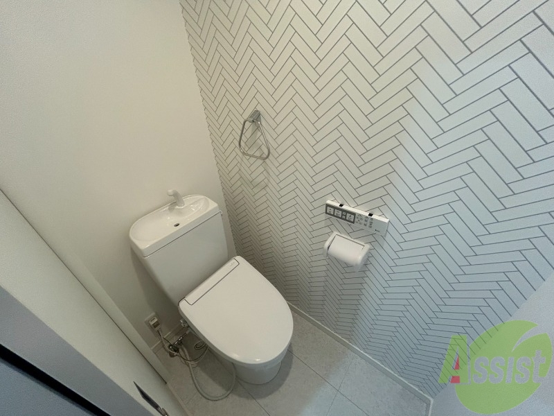 トイレ　トイレはウォシュレット機能付きです。安心して使用できますね。