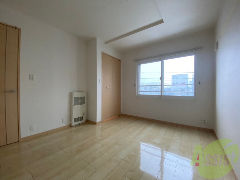 その他部屋・スペース　寝室はこちらです。光が差し込む、温かみのあるお部屋です。