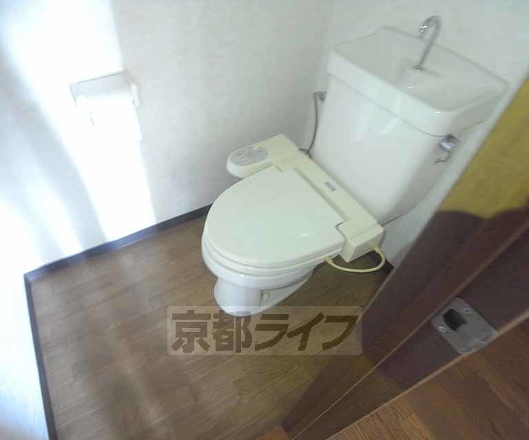 トイレ　ウォシュレットつきです。