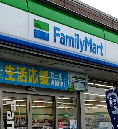 コンビニ　ファミリーマート綾瀬小園西店（コンビニ）まで516m