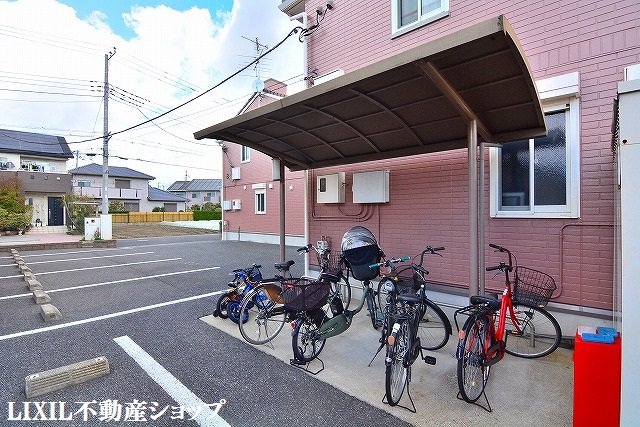 その他共有部分　敷地内に屋根付きの駐輪場があります。