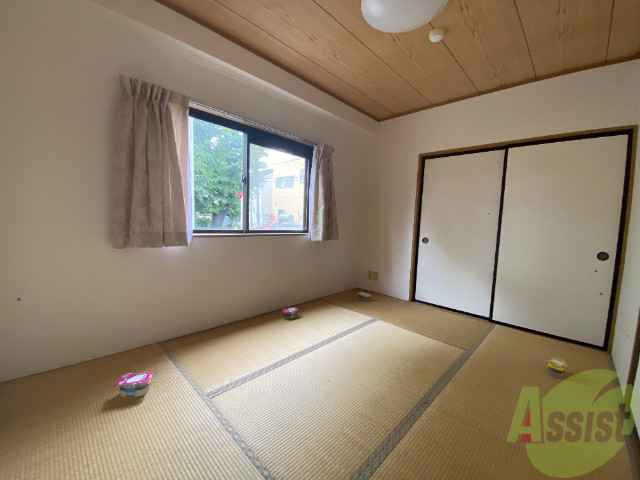 その他部屋・スペース　寝室はベットを置いてもまだ余裕がありそうです。