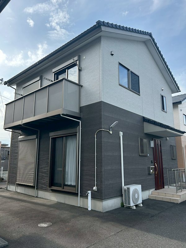 建物外観　写真は隣のＣ棟の外観です