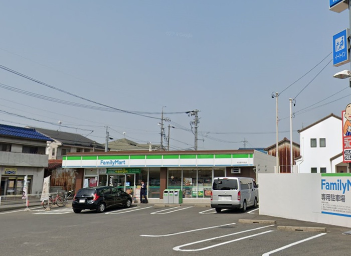 コンビニ　ファミリーマート（コンビニ）まで400m
