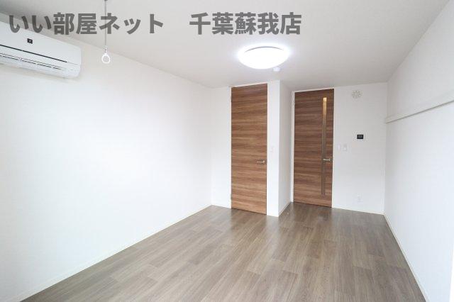 その他部屋・スペース　落ち着いた色調の寝室です