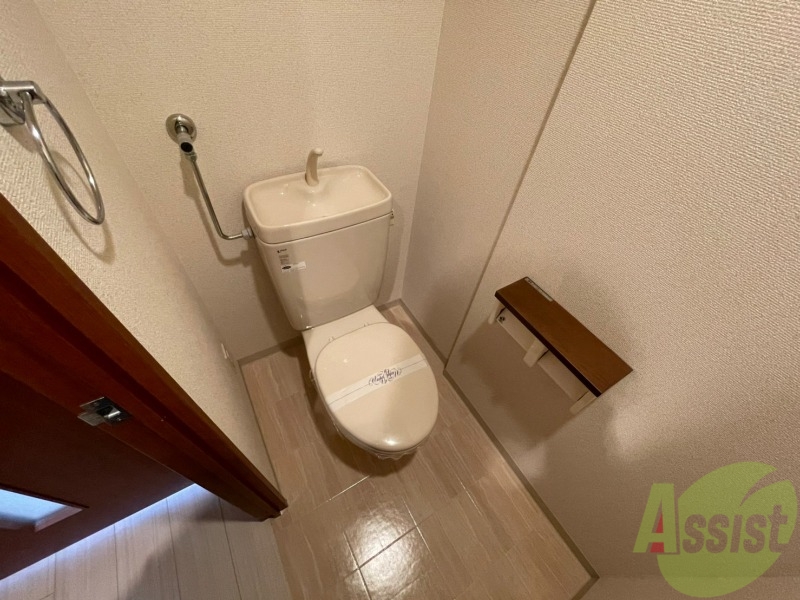 トイレ　トイレです。タオル掛けもついて便利ですね。
