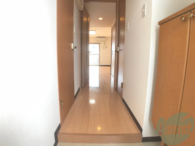 玄関　玄関から撮影しました。明るい印象ですね。