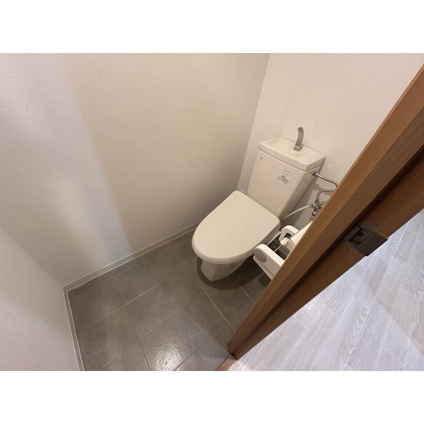 地下鉄鶴舞線 浅間町駅 徒歩7分 11階建 築19年のトイレ写真