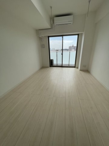 居室・リビング　落ち着いた色合いの床材を使用した居住空間です。