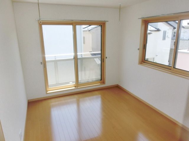 その他部屋・スペース　★角部屋2面採光・光が射し込む6帖洋室です★