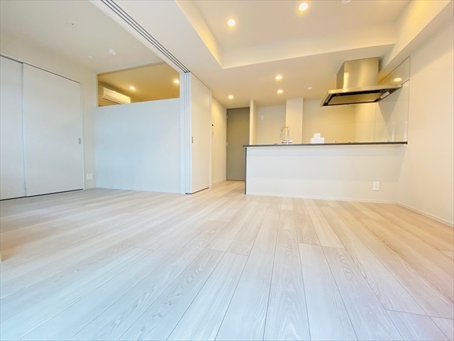 居室・リビング　同一建物内７０２号室内装写真転載