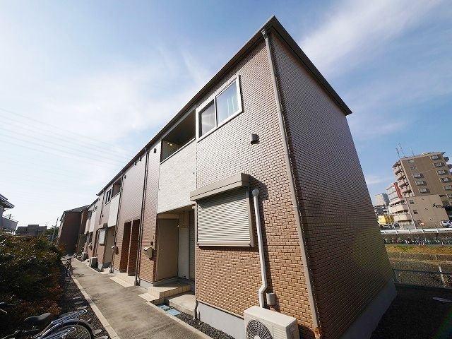 建物外観　★川沿いの閑静な立地です★