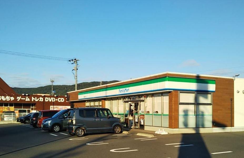 コンビニ　ファミリーマート（コンビニ）まで258m