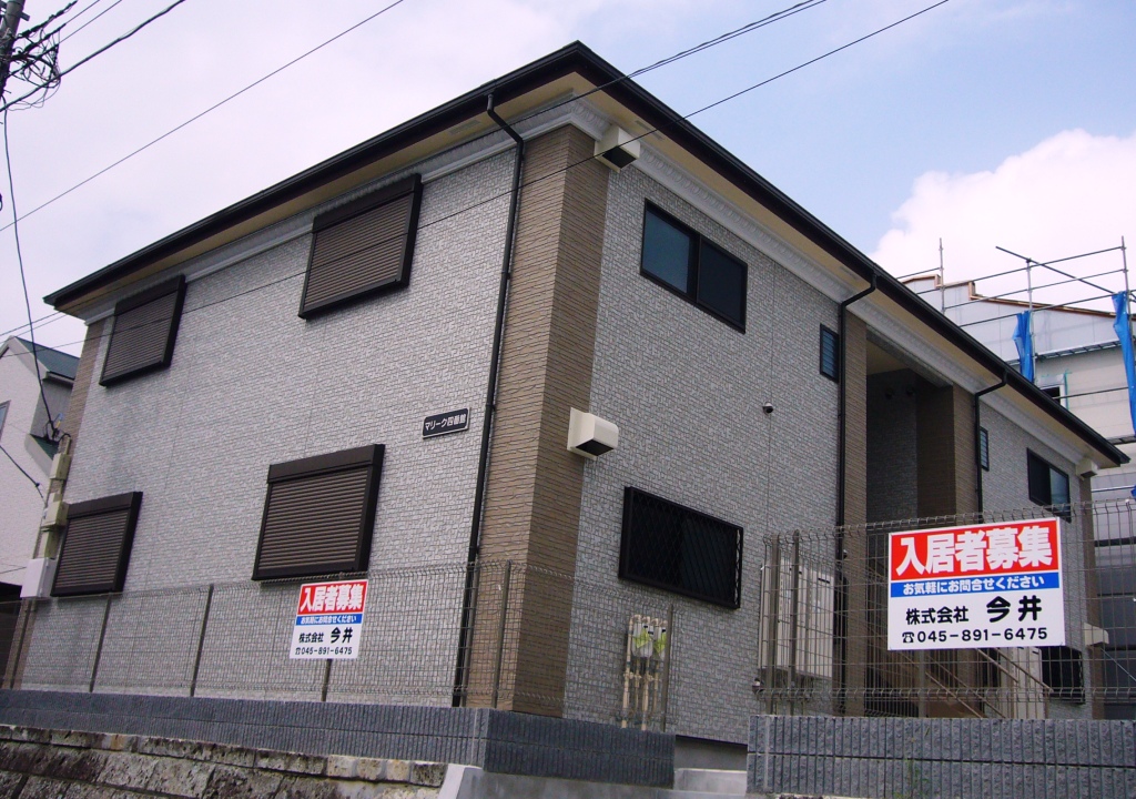 建物外観　敷地が同路面より高いです