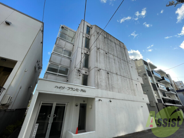 札幌市中央区南二条西のマンションの建物外観