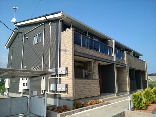 菊川市加茂のアパートの建物外観