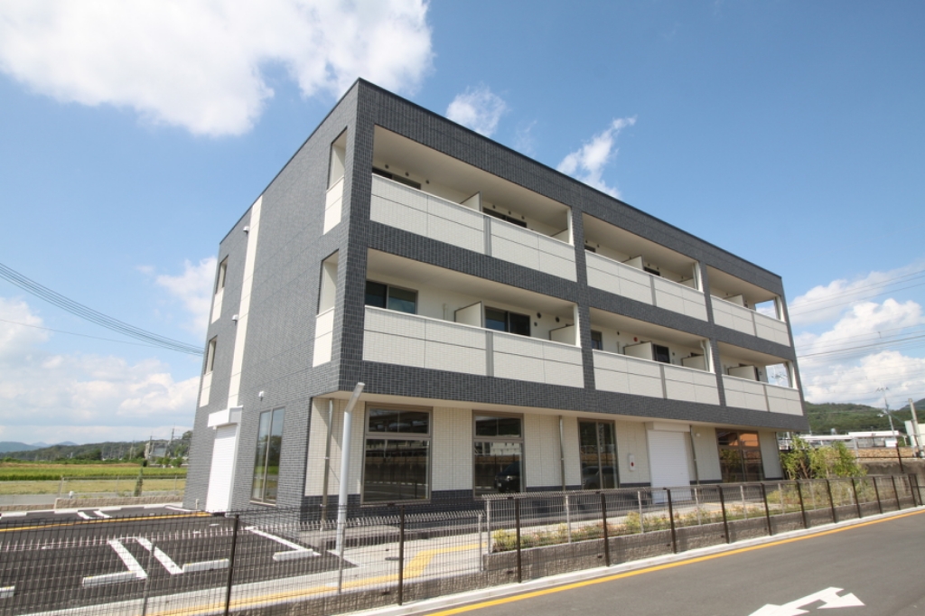 三田市福島のマンションの建物外観