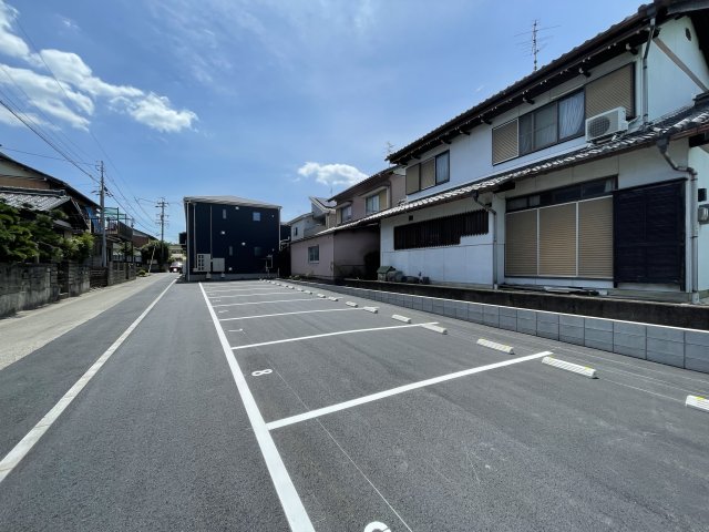 【各務原市三井北町のアパートの駐車場】