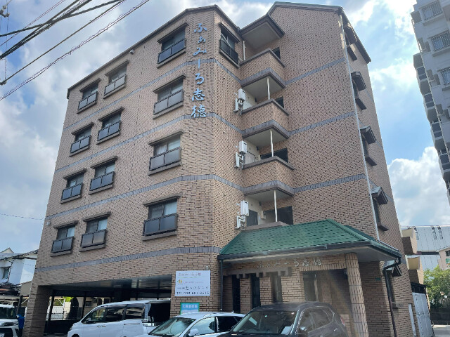 北九州市小倉南区徳力のマンションの建物外観