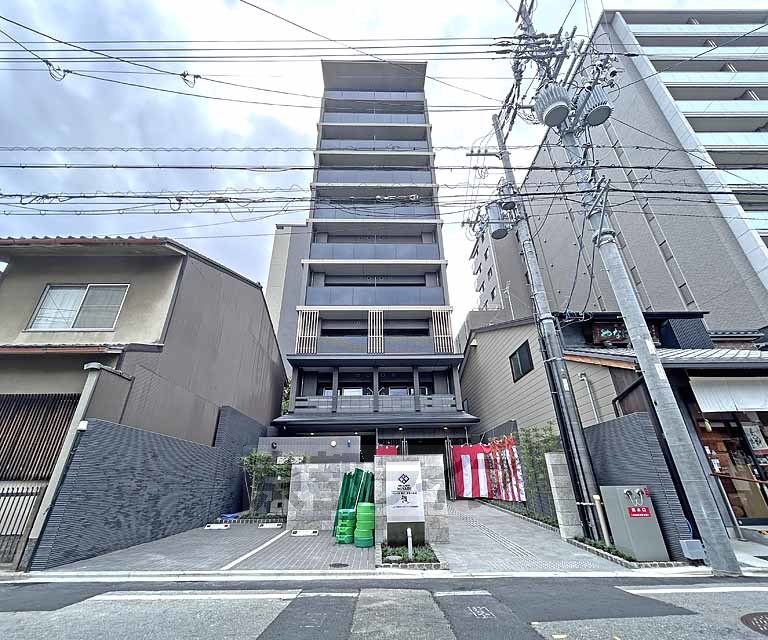 【京都市中京区橋東詰町のマンションの建物外観】