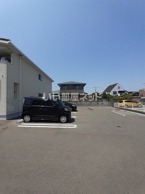 【伊予郡松前町大字南黒田のアパートの駐車場】