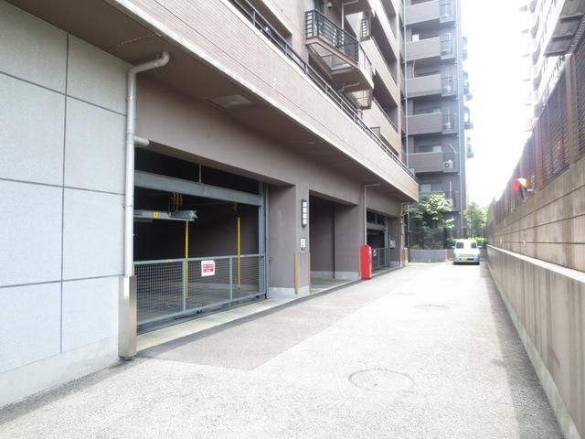 【小平市学園西町のマンションの駐車場】