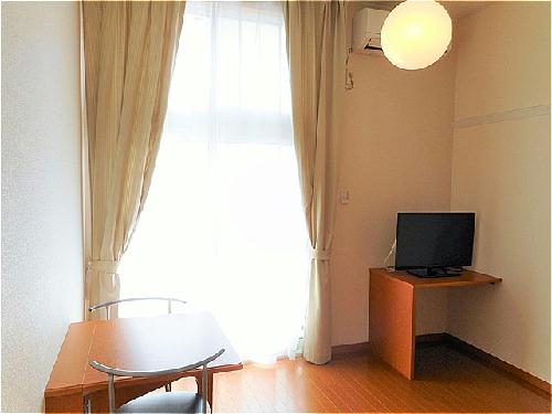 居室・リビング　カーテンやテーブル、テレビも備え付けです