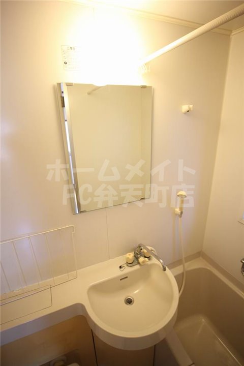 洗面設備　明るい洗面所です