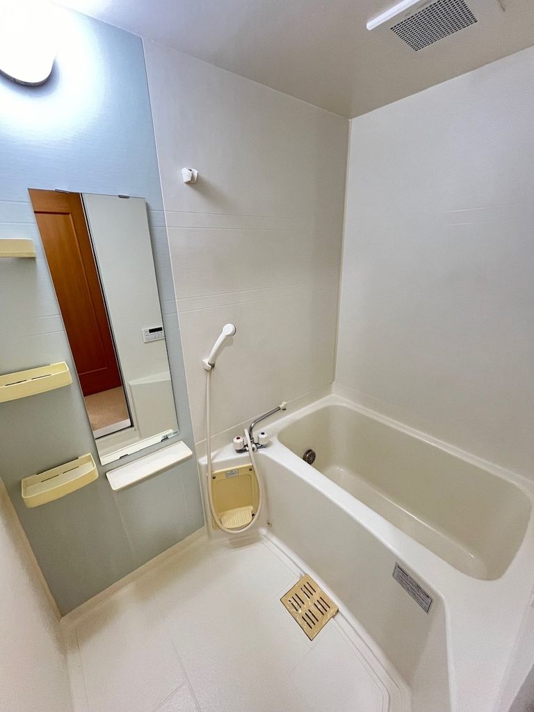 バス・シャワールーム　※代表タイプの写真（反対向き）のため実際と異なる場合がござ…