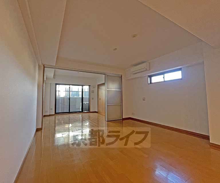 リーガル京都烏丸東の居間写真