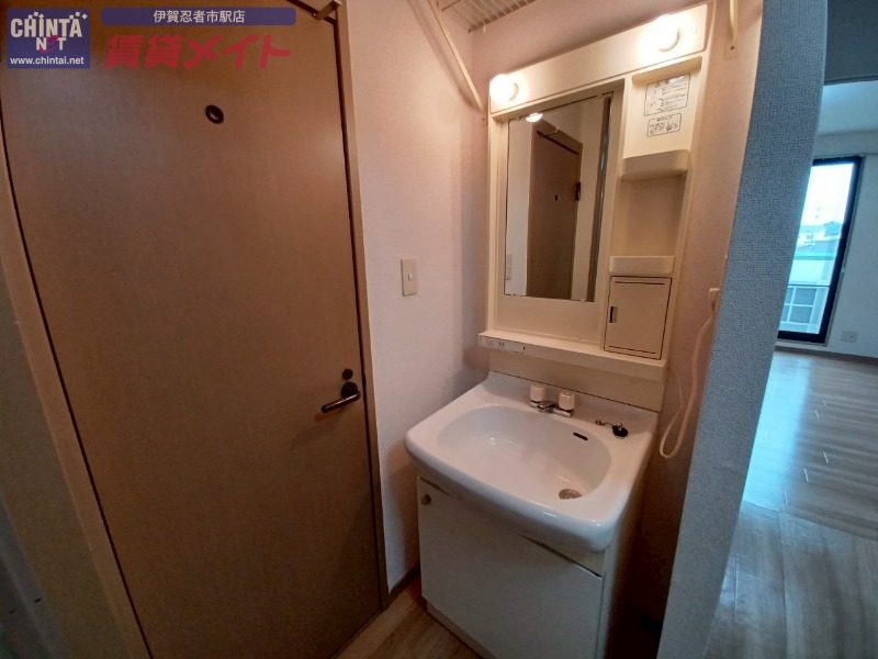 洗面設備　掲載写真は別部屋写真となります。