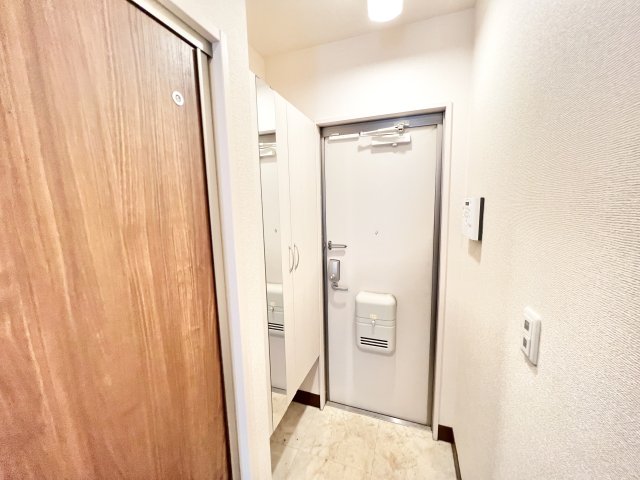 玄関　※別部屋参考写真