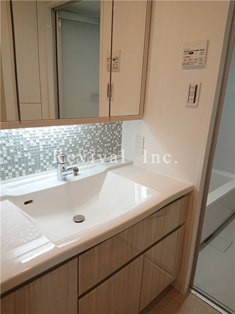 洗面設備　毎日の身だしなみチェックに必須ですね