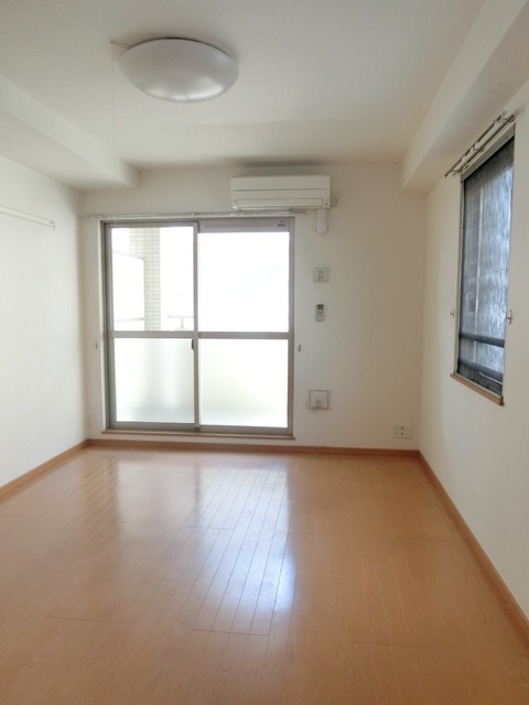 居室・リビング　２面採光の風通しが良いお部屋です。