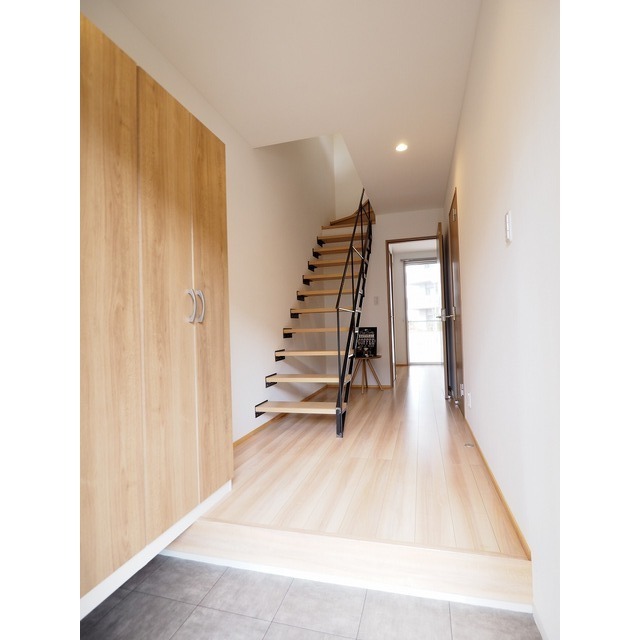 玄関　（参考）他室の写真を使用しています。現況優先となります。