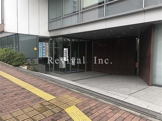 エントランス　重厚感ある外観でございます