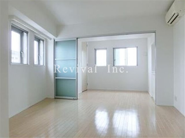 居室・リビング　13帖以上の開放感あるリビングでございます